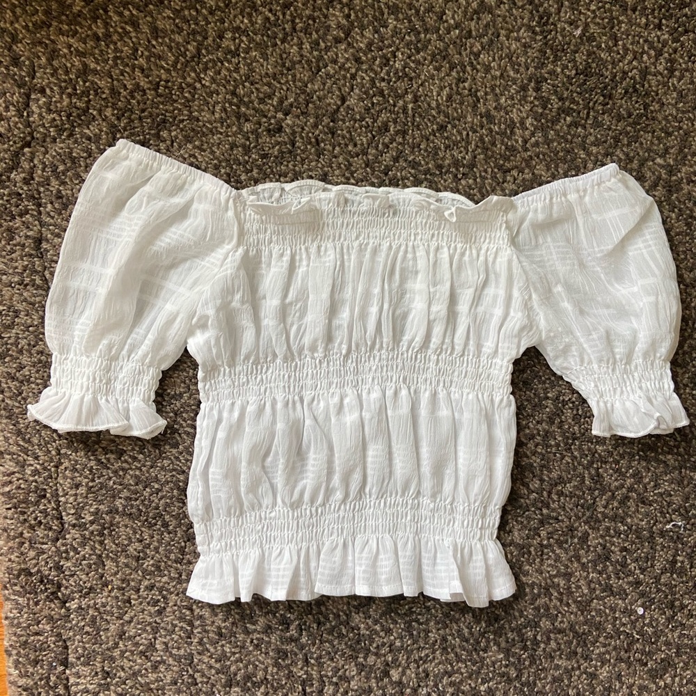 Size xs adorable puff sleeve top!